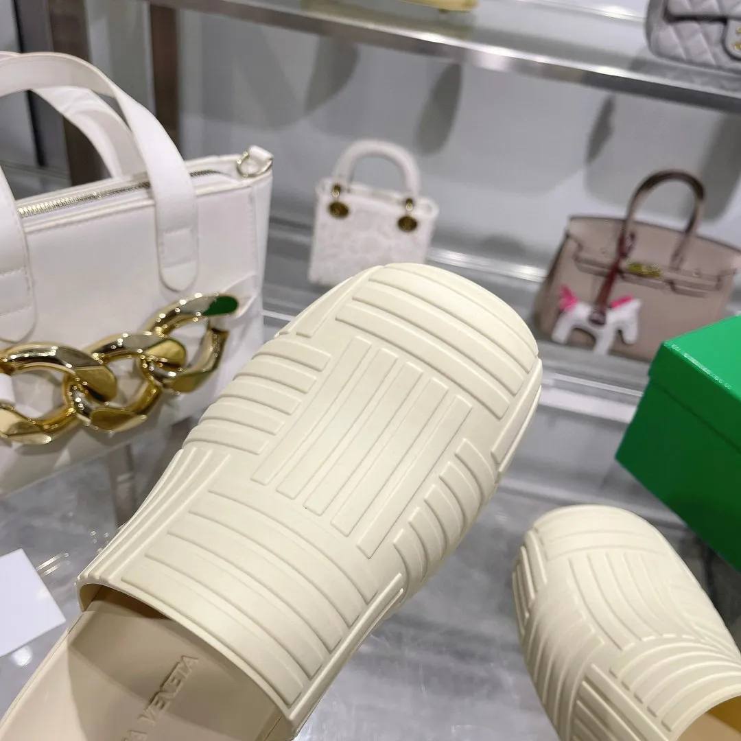 Factory price: 300💰🍀𝐁𝐨𝐭𝐭𝐞𝐠𝐚 𝐕𝐞𝐧𝐞𝐭𝐚 Bottega Veneta BV new men's woven surface ultra-light rubber garden shoes It looks good and is easy to wear. It is perfect with straight wide-leg pants, okay? It can also be worn in the summer, and it has characteristics for daily use, which is very BV~ The thickened toe box is slightly tilted like a derby, which is easy to match. The inner forefoot has texture that matches the sole of the foot. It is not made of rain boots with fleshy materials, which is more comfortable. M𝐁𝐨𝐭𝐭𝐞𝐠𝐚 𝐕𝐞𝐧𝐞𝐭𝐚 Bottega Veneta's new men's woven top ultra-light rubber garden shoes are good-looking and easy to wear. They are perfect with straight wide-leg pants, okay? 🐸It can also be worn in summer, and it has characteristics for daily life, which is very BV~ The thickened toe cap is slightly tilted like a derby, which is a good match. The inner forefoot has a pattern that matches the sole of the foot. It is not made of rain boots made of fleshy material, which is more comfortable. SIZE: 35-46 (45 and 46 are custom-made and cannot be returned or exchanged)